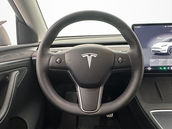 Tesla Model Y 14 of 30