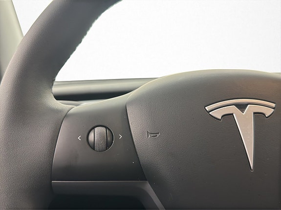 Tesla Model Y 19 of 30