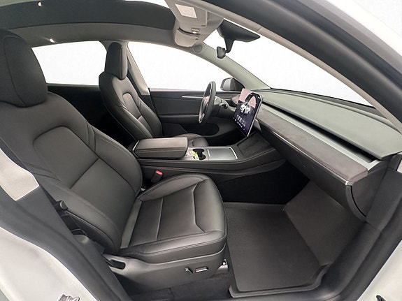 Tesla Model Y 15 of 30