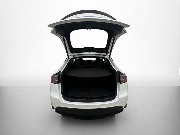Tesla Model Y 29 of 30