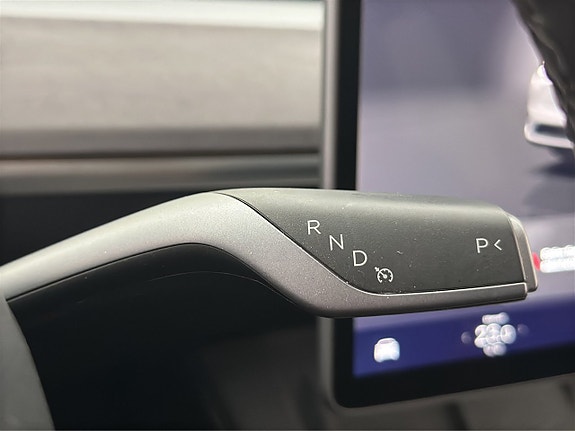 Tesla Model Y 28 of 30