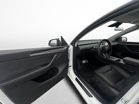 Tesla Model Y 11 of 30
