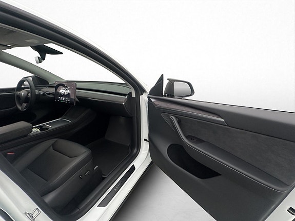 Tesla Model Y 16 of 30