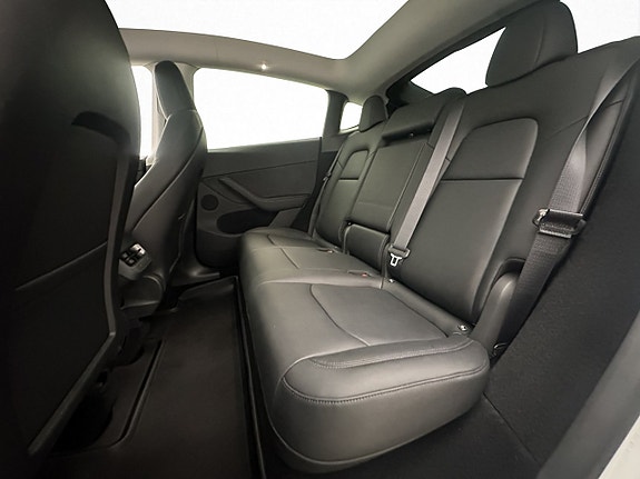 Tesla Model Y 17 of 30