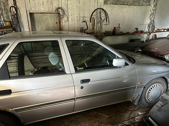 Ford Escort 6 of 13