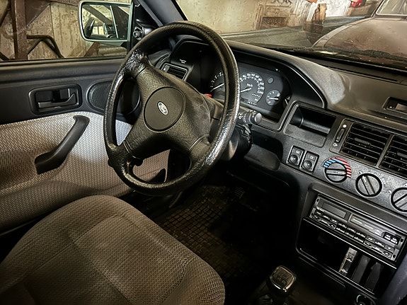 Ford Escort 7 of 13