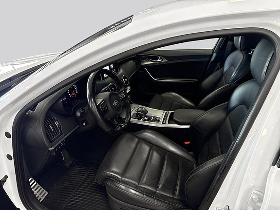 Kia Stinger 8 of 14