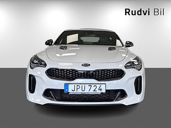 Kia Stinger 2 of 5