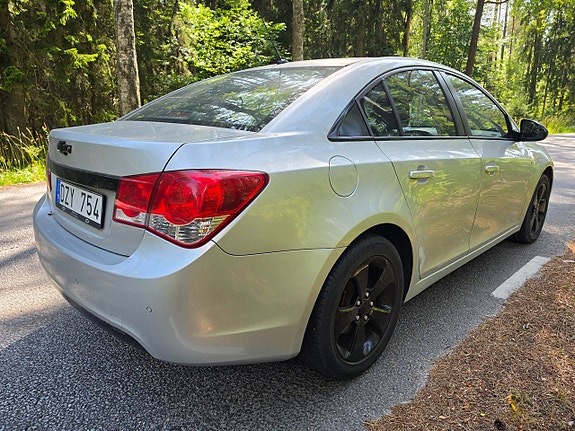 Chevrolet Cruze 4 of 5