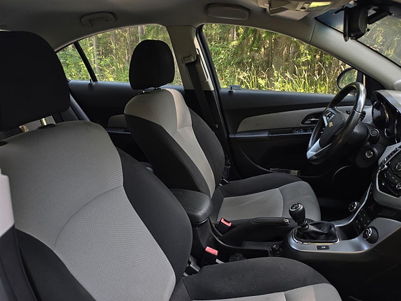 Chevrolet Cruze 8 of 14