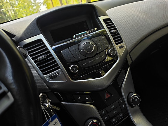 Chevrolet Cruze 11 of 14
