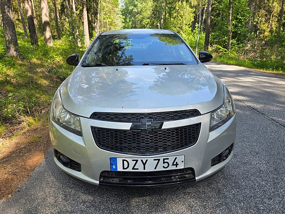 Chevrolet Cruze 2 of 5