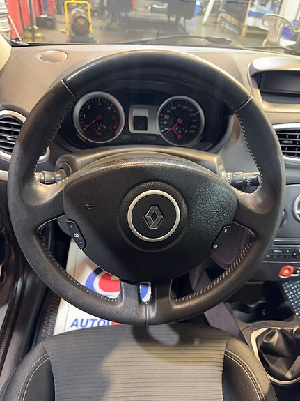 Renault Clio 8 of 17