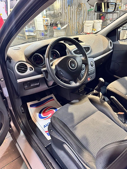 Renault Clio 9 of 17