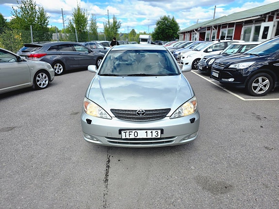 Toyota Camry 3 of 5