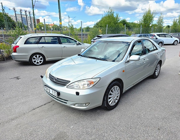 Toyota Camry 4 of 5