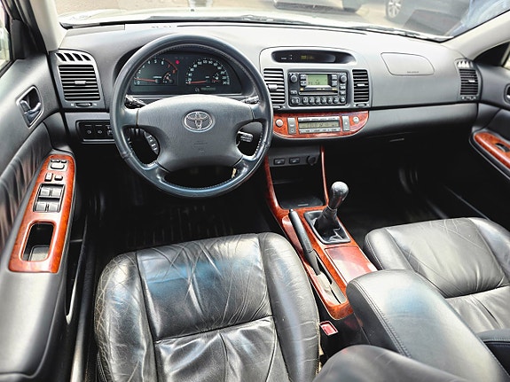 Toyota Camry 2 of 5