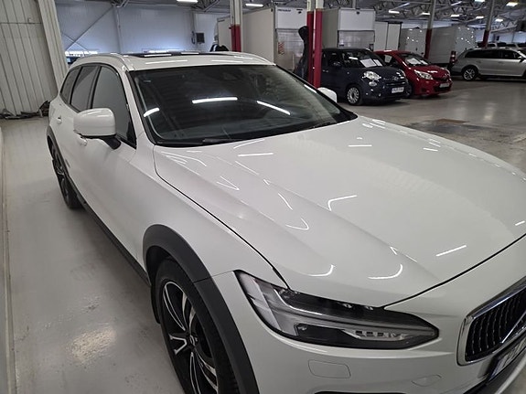 Volvo V90 Cross Country 3 of 5