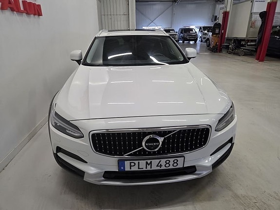 Volvo V90 Cross Country 2 of 5