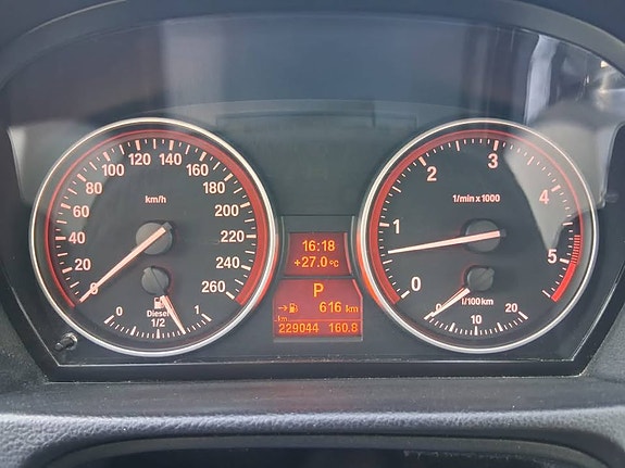 BMW 330d 3 of 5