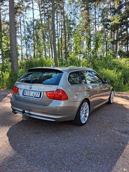 BMW 330d 2 of 5