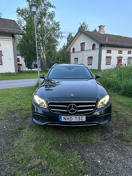 Mercedes-Benz E220 3 of 5