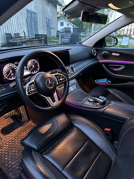 Mercedes-Benz E220 4 of 5