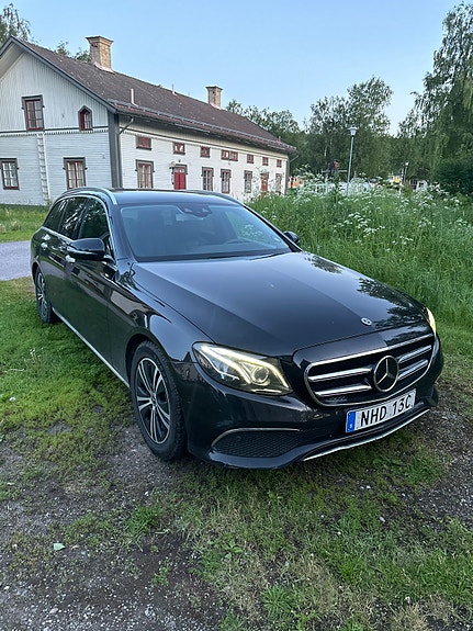 Mercedes-Benz E220 2 of 5