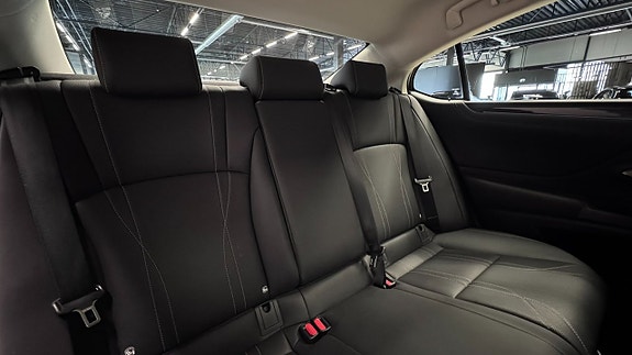 Lexus ES300h 9 of 21
