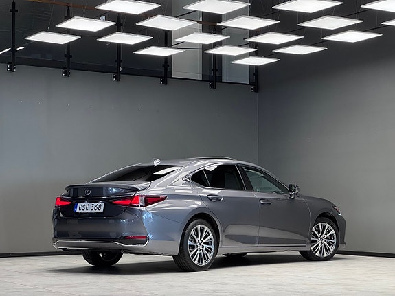 Lexus ES300h 2 of 5