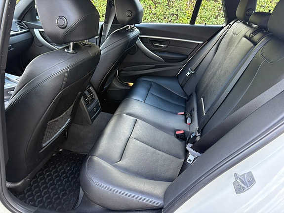 BMW 320i 4 of 6