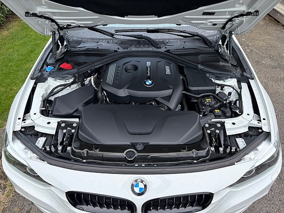 BMW 320i 5 of 6