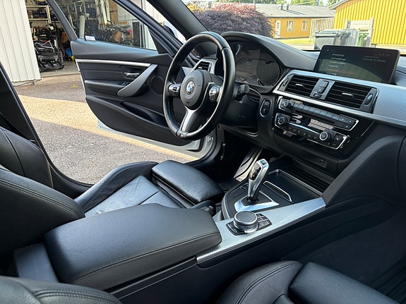 BMW 320i 3 of 6