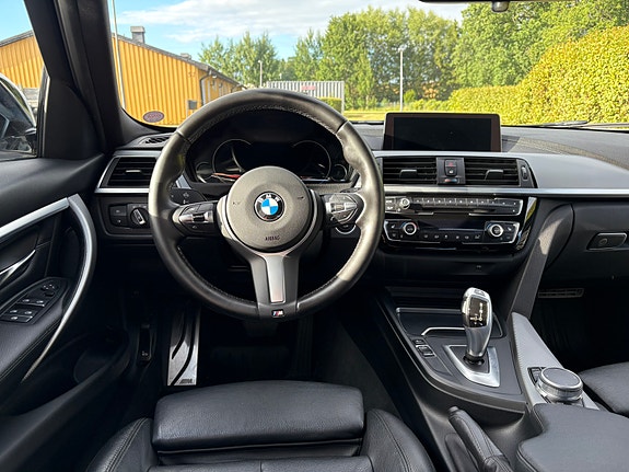 BMW 320i 2 of 6