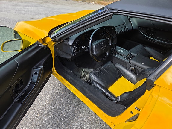Chevrolet Corvette 3 of 5