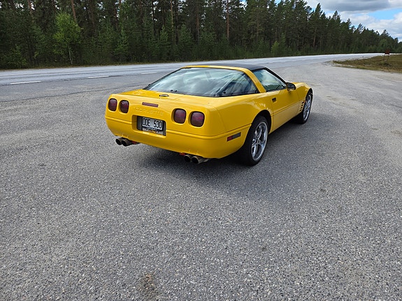 Chevrolet Corvette 2 of 5