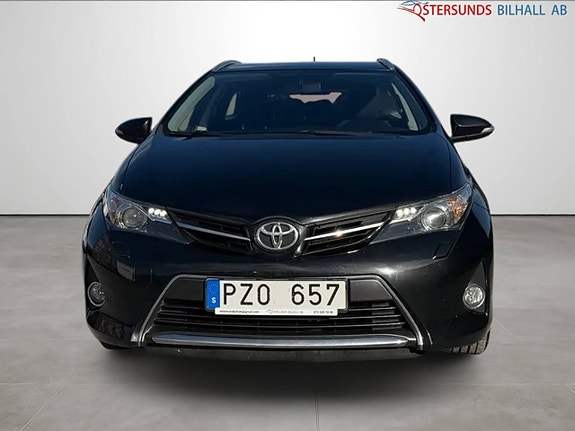 Toyota Auris 2 of 5