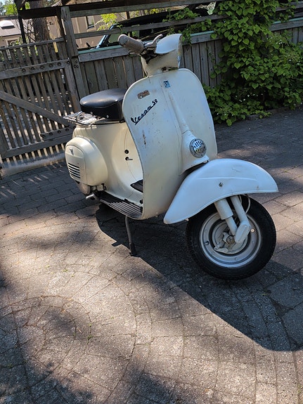 Vespa Piaggio 2 of 5
