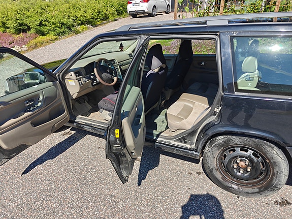 Volvo V70 3 of 4
