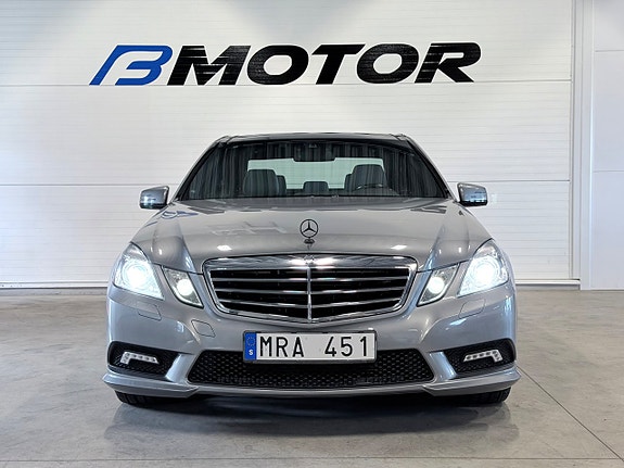 Mercedes-Benz E220 2 of 5
