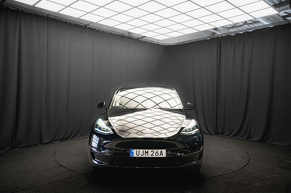 Tesla Model Y 4 of 5