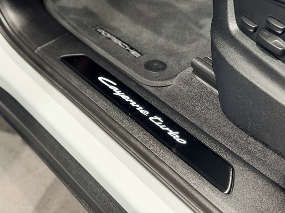 Porsche Cayenne 18 of 30