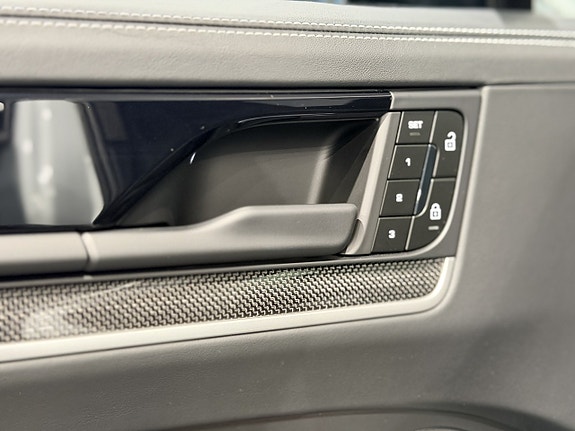 Porsche Cayenne 16 of 30
