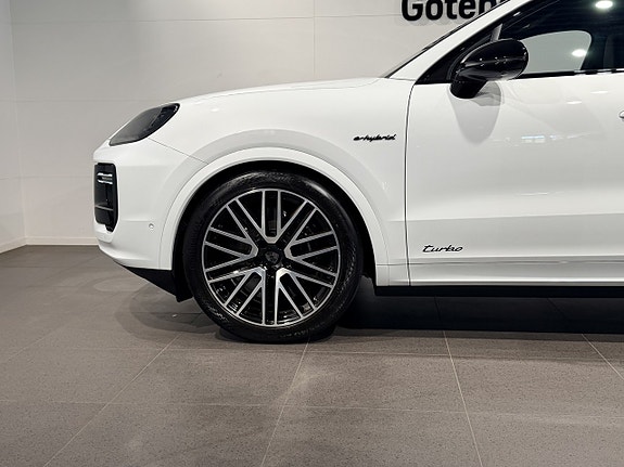 Porsche Cayenne 9 of 30