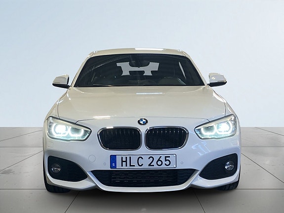 BMW 118i 2 of 5