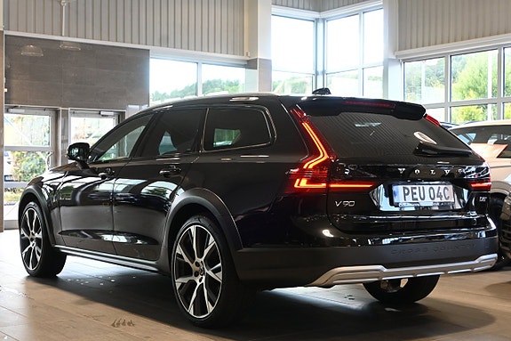 Volvo V90 Cross Country 3 of 5
