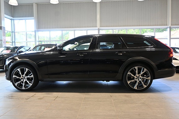 Volvo V90 Cross Country 2 of 5