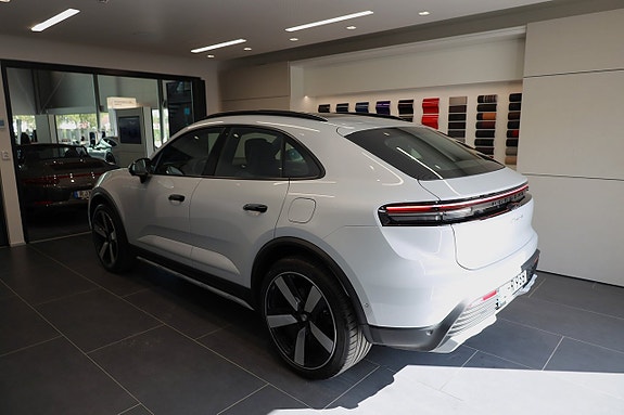 Porsche Macan 4 3 of 5