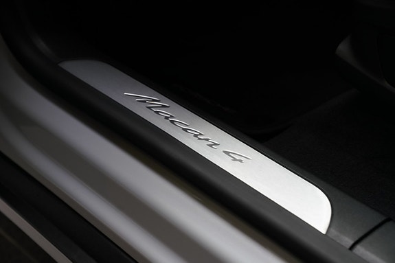 Porsche Macan 4 10 of 28