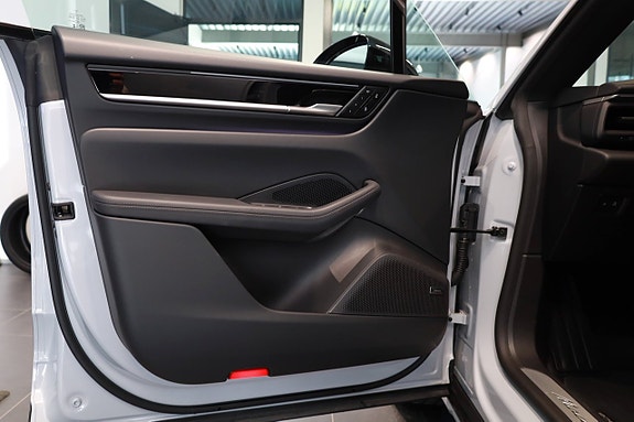 Porsche Macan 4 11 of 28